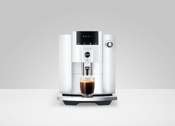 Jura E4 Piano White Kaffeevollautomat mit höhenverstellbarem Auslauf und Symbol-Display