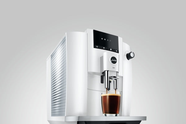 Jura E4 Piano White Kaffeevollautomat mit höhenverstellbarem Auslauf und Symbol-Display