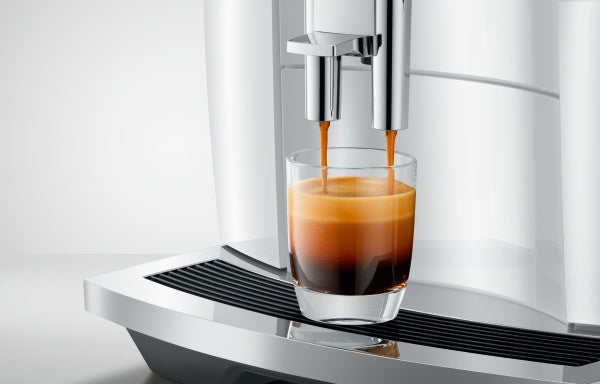Jura E4 Piano White Kaffeevollautomat mit höhenverstellbarem Auslauf und Symbol-Display
