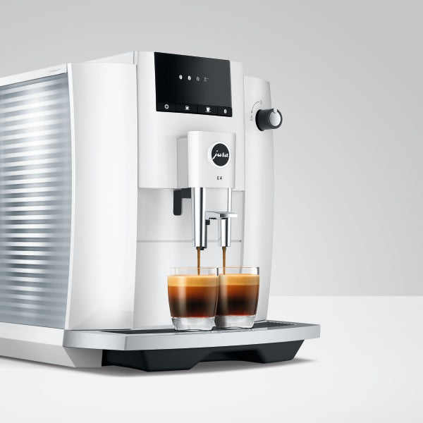Jura E4 Piano White Kaffeevollautomat mit höhenverstellbarem Auslauf und Symbol-Display
