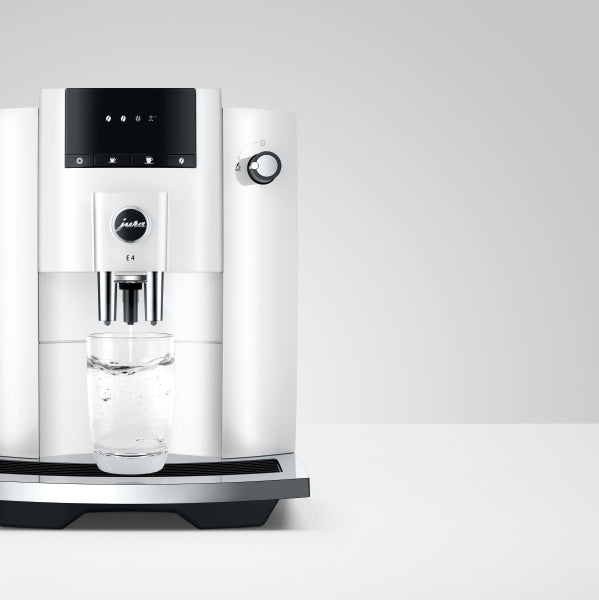 Jura E4 Piano White Kaffeevollautomat mit höhenverstellbarem Auslauf und Symbol-Display