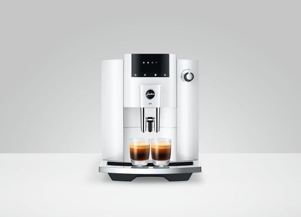 Jura E4 Piano White Kaffeevollautomat mit höhenverstellbarem Auslauf und Symbol-Display