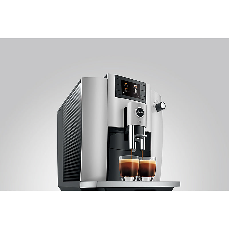 Jura E6 Platin Kaffeevollautomat mit Farbdisplay und verchromten Akzenten