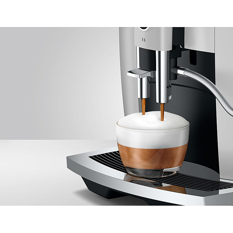 Jura E6 Platin Kaffeevollautomat mit Farbdisplay und verchromten Akzenten
