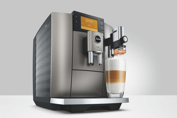 JURA E8 Midnight Silver Kaffeevollautomat mit Farbdisplay und Milchsystem