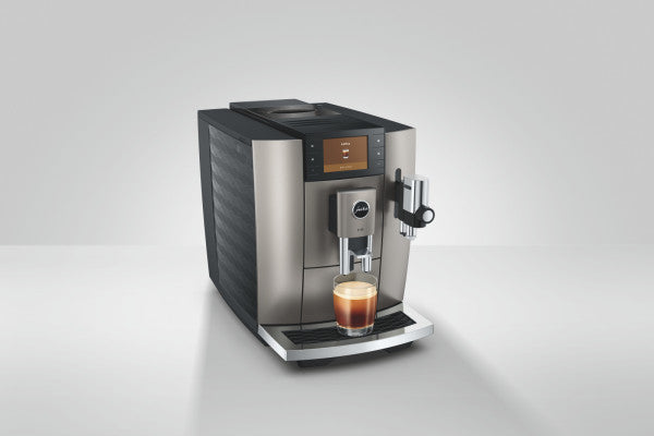JURA E8 Midnight Silver Kaffeevollautomat mit Farbdisplay und Milchsystem