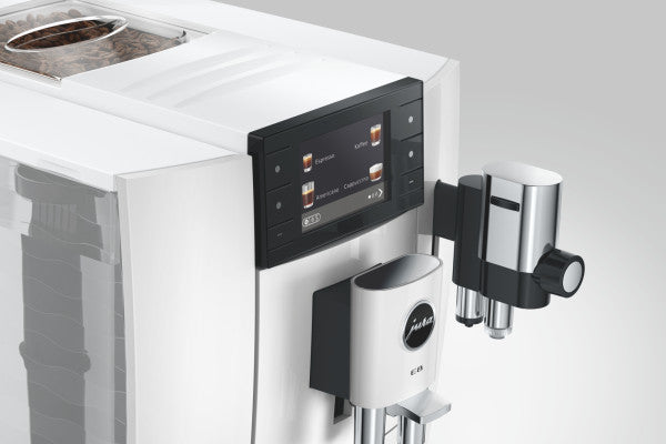 JURA E8 Piano White Kaffeevollautomat mit Farbdisplay und Tassenbeleuchtung