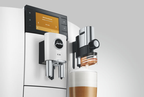 JURA E8 Piano White Kaffeevollautomat mit Farbdisplay und Tassenbeleuchtung