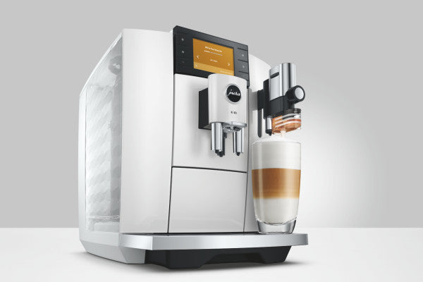 JURA E8 Piano White Kaffeevollautomat mit Farbdisplay und Tassenbeleuchtung