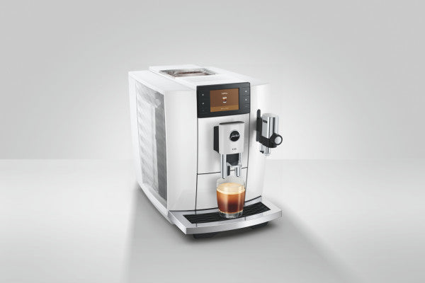 JURA E8 Piano White Kaffeevollautomat mit Farbdisplay und Tassenbeleuchtung