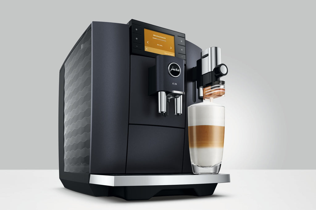JURA E8 Cosmic Black Kaffeevollautomat mit Farbdisplay und Tassenbeleuchtung