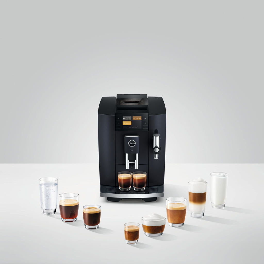 JURA E8 Cosmic Black Kaffeevollautomat mit Farbdisplay und Tassenbeleuchtung