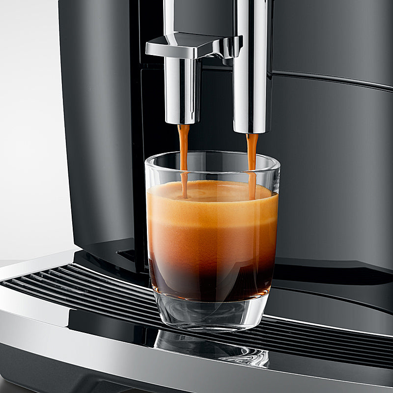 Jura E4 Piano Black Kaffeevollautomat mit Professional Aroma Grinder und Symbol-Display