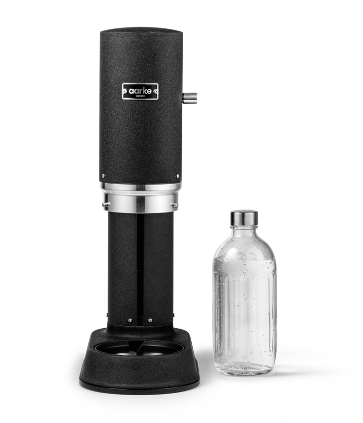 Aarke Carbonator Pro Wassersprudler in Schwarz mit Glasflasche