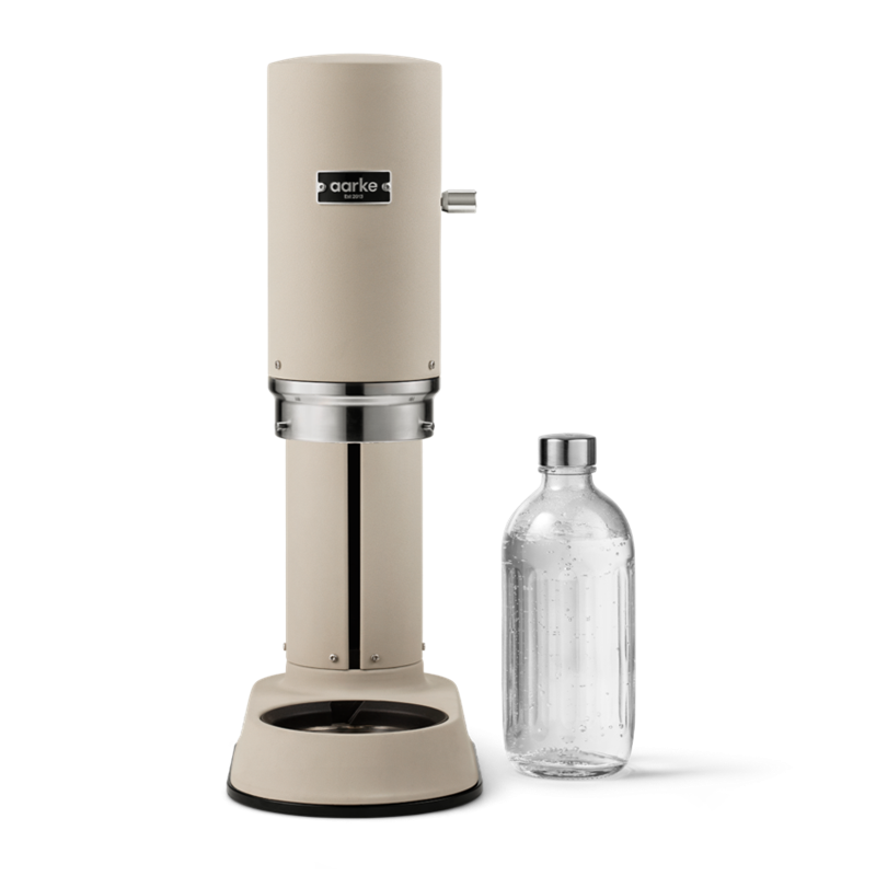 Aarke Carbonator Pro Wassersprudler in Sand-Optik mit Glasflasche