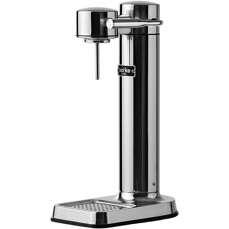 Aarke Carbonator 3 Wassersprudler in poliertem Edelstahl auf Arbeitsplatte
