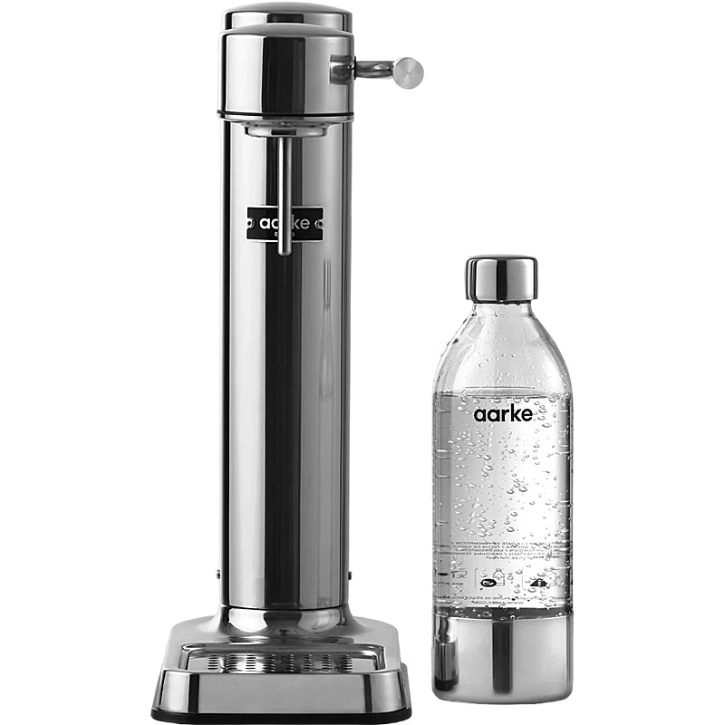 Aarke Carbonator 3 Wassersprudler in poliertem Edelstahl auf Arbeitsplatte