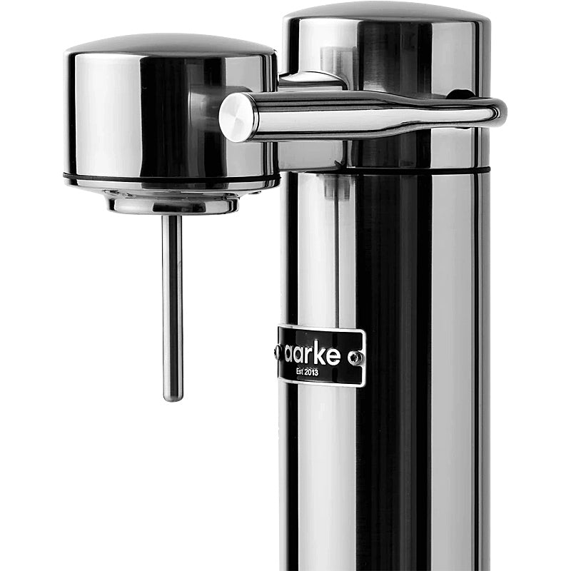 Aarke Carbonator 3 Wassersprudler in poliertem Edelstahl auf Arbeitsplatte