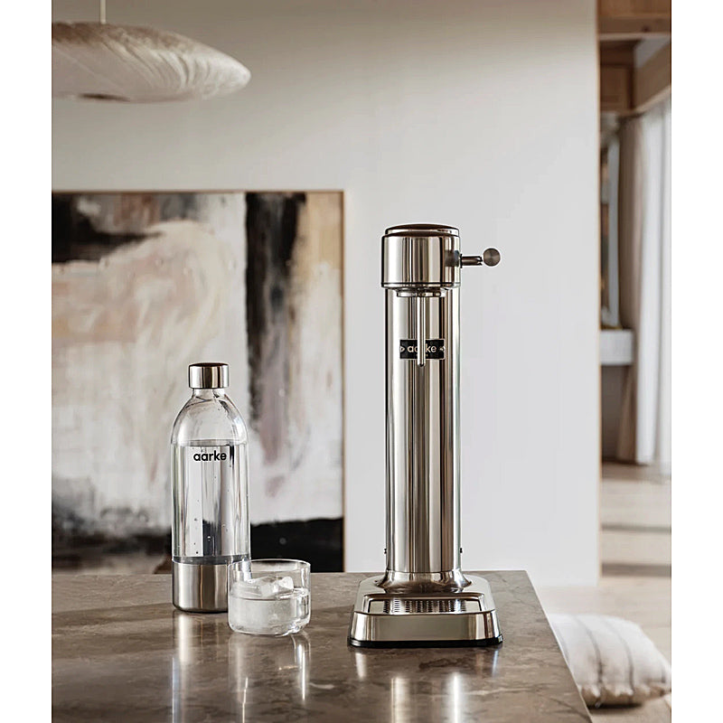 Aarke Carbonator 3 Wassersprudler in poliertem Edelstahl auf Arbeitsplatte