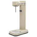 Aarke Carbonator 3 Wassersprudler in matter Sand-Optik auf Arbeitsplatte
