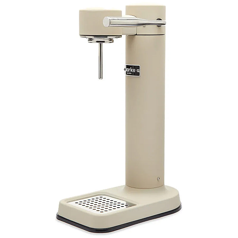 Aarke Carbonator 3 Wassersprudler in matter Sand-Optik auf Arbeitsplatte