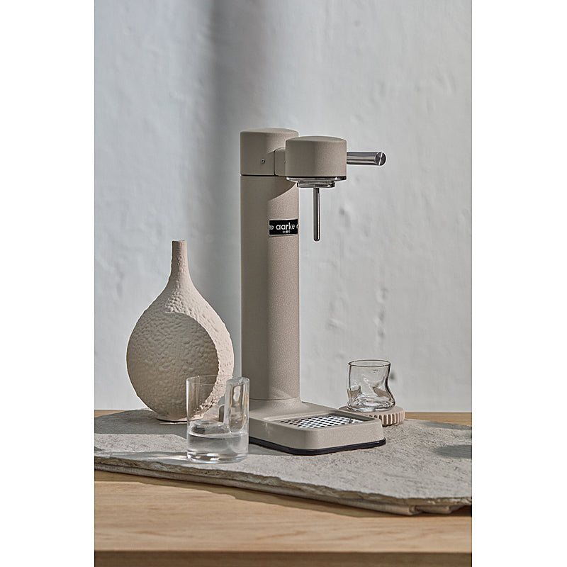 Aarke Carbonator 3 Wassersprudler in matter Sand-Optik auf Arbeitsplatte
