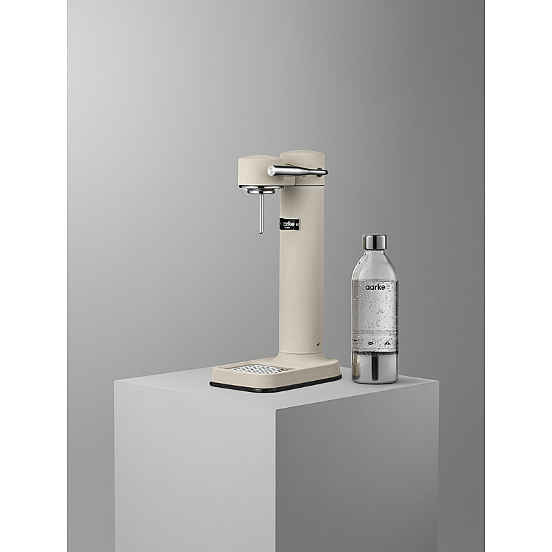 Aarke Carbonator 3 Wassersprudler in matter Sand-Optik auf Arbeitsplatte