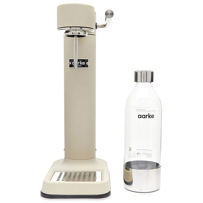 Aarke Carbonator 3 Wassersprudler in matter Sand-Optik auf Arbeitsplatte