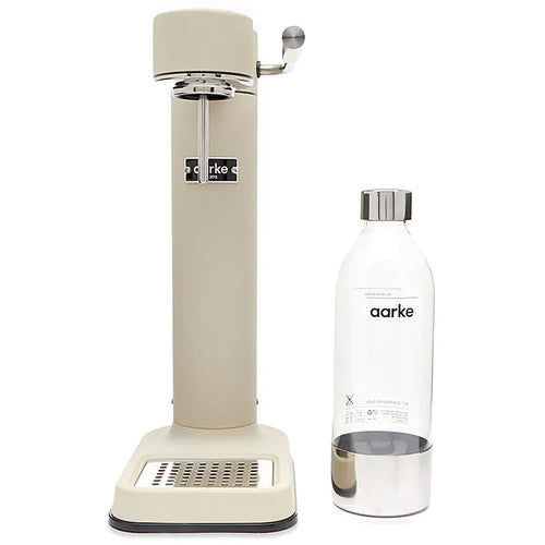 Aarke Carbonator 3 Wassersprudler in matter Sand-Optik auf Arbeitsplatte