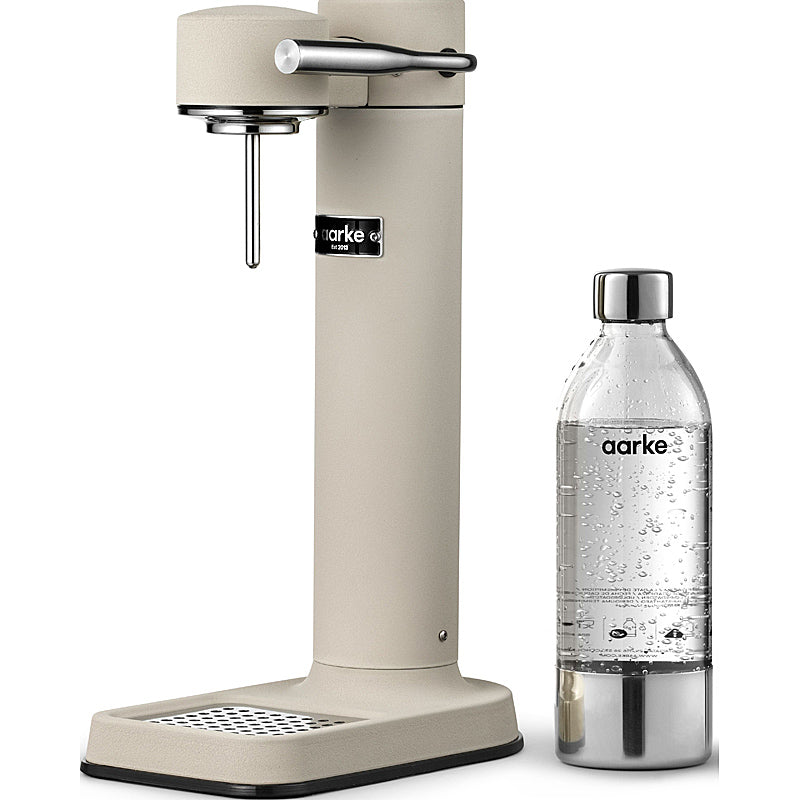 Aarke Carbonator 3 Wassersprudler in matter Sand-Optik auf Arbeitsplatte